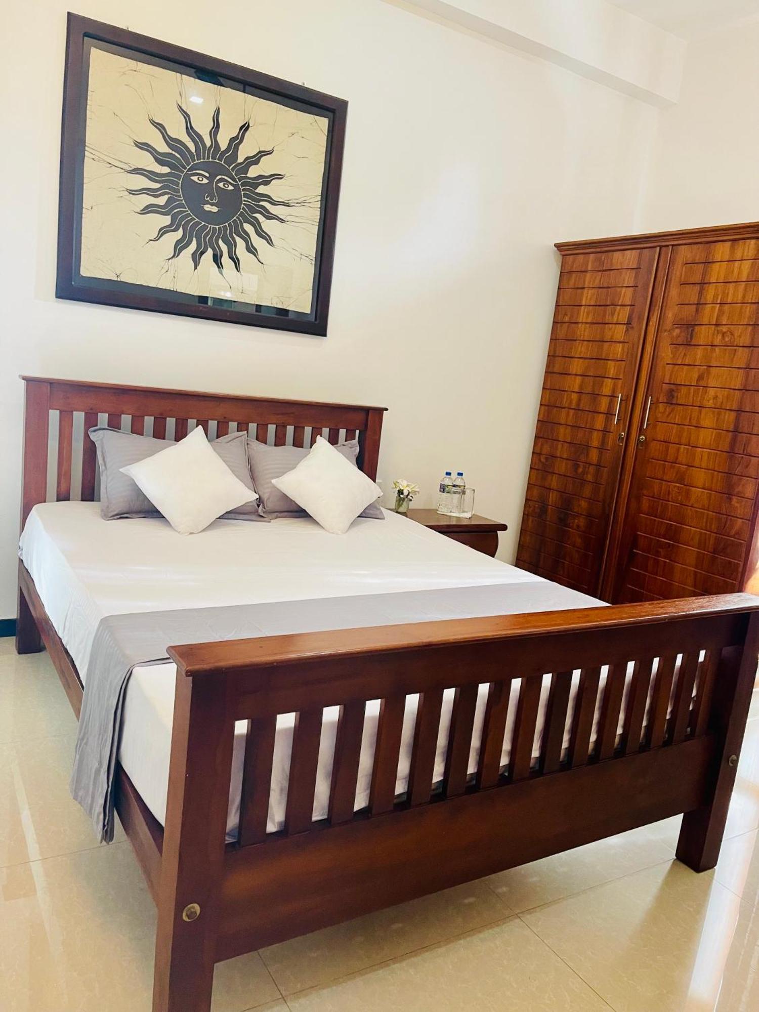 Sand & Surf Guest House Negombo Exterior photo