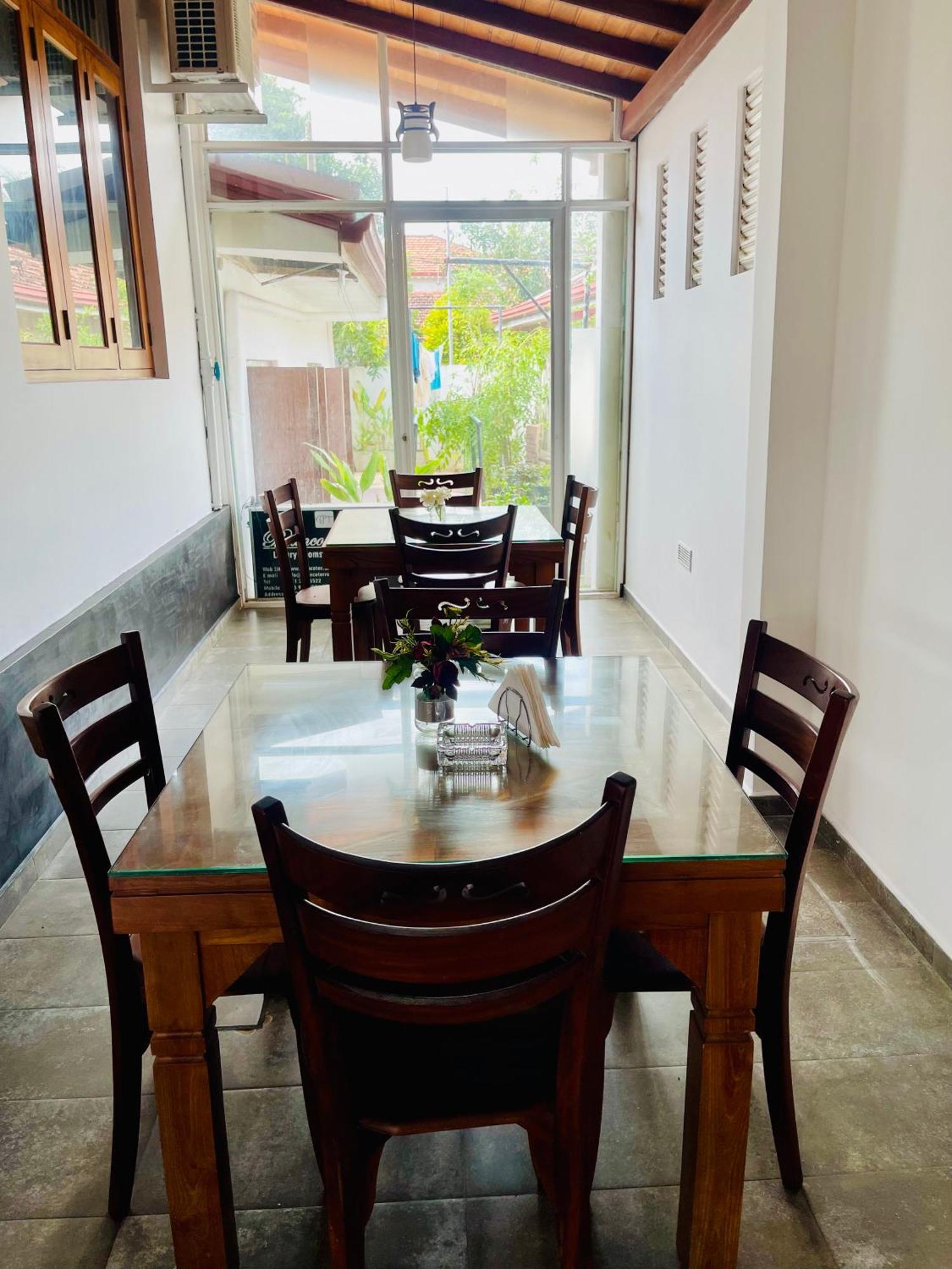 Sand & Surf Guest House Negombo Exterior photo
